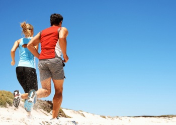 footing sur la plage en été